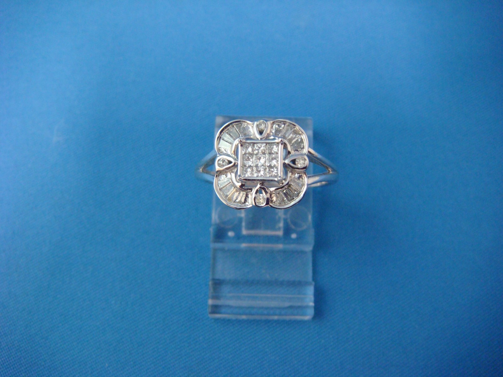 14 KT. NATURAL PRINCESS AND BAGUETTE DIAMONDS LADIES RING 3.2 GRAMS SUIZE 7