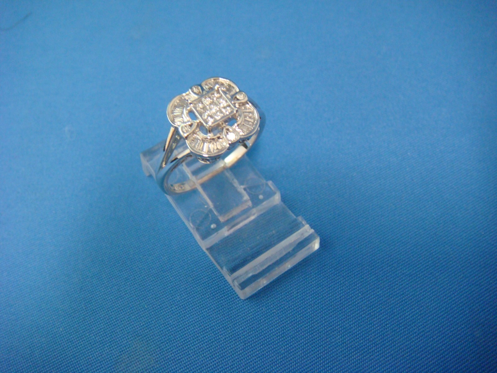 14 KT. NATURAL PRINCESS AND BAGUETTE DIAMONDS LADIES RING 3.2 GRAMS SUIZE 7
