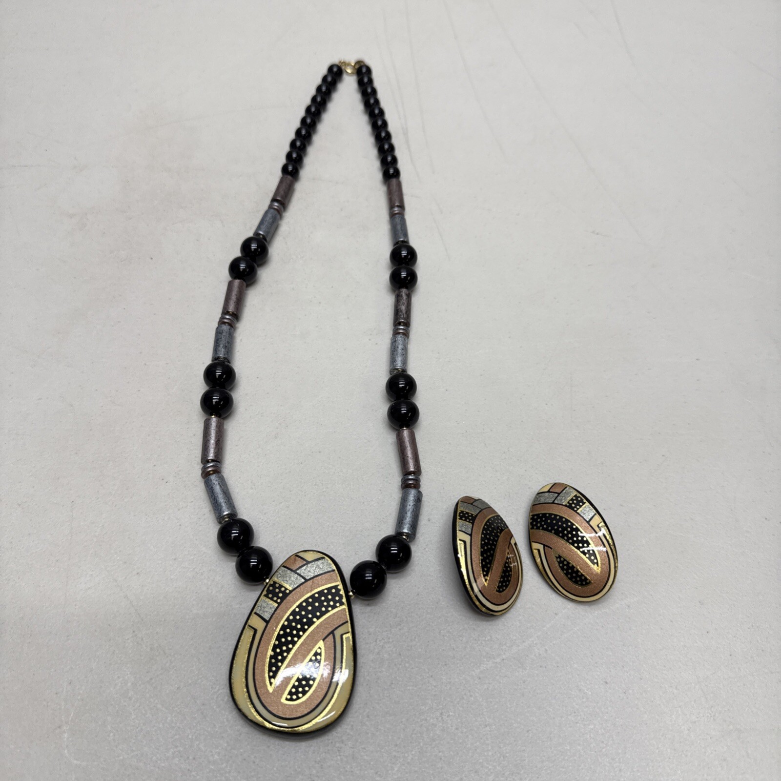 VTG Hand Painted Lacquer 15″ Necklace Matching Earrings Gold Tone Accents Japan