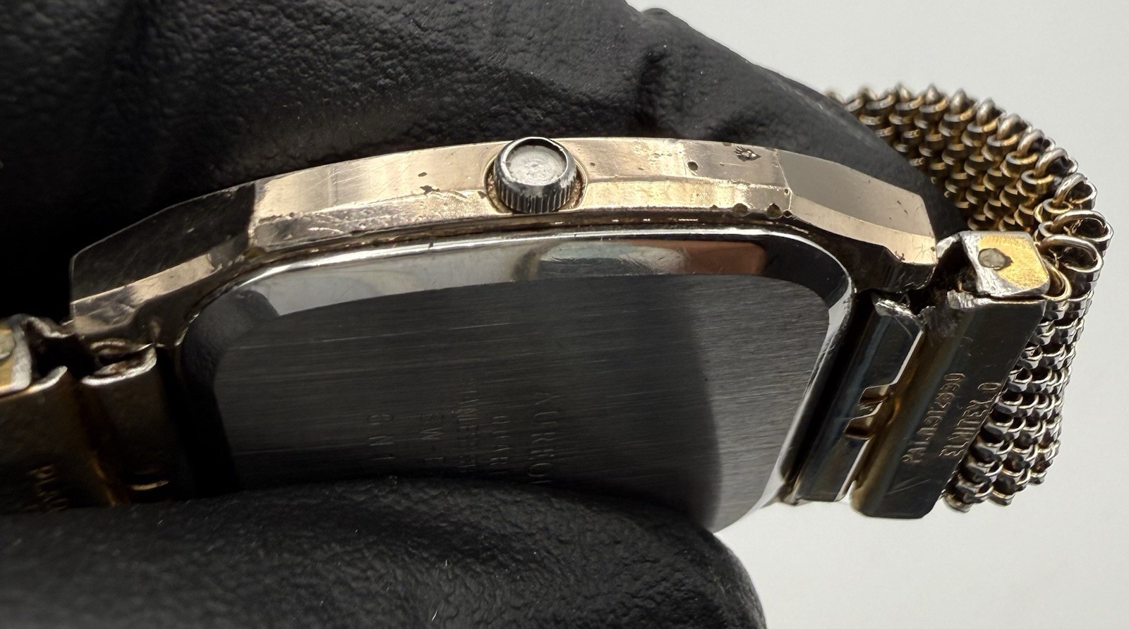 Aureole Quartz Gold Dial Wristwatch