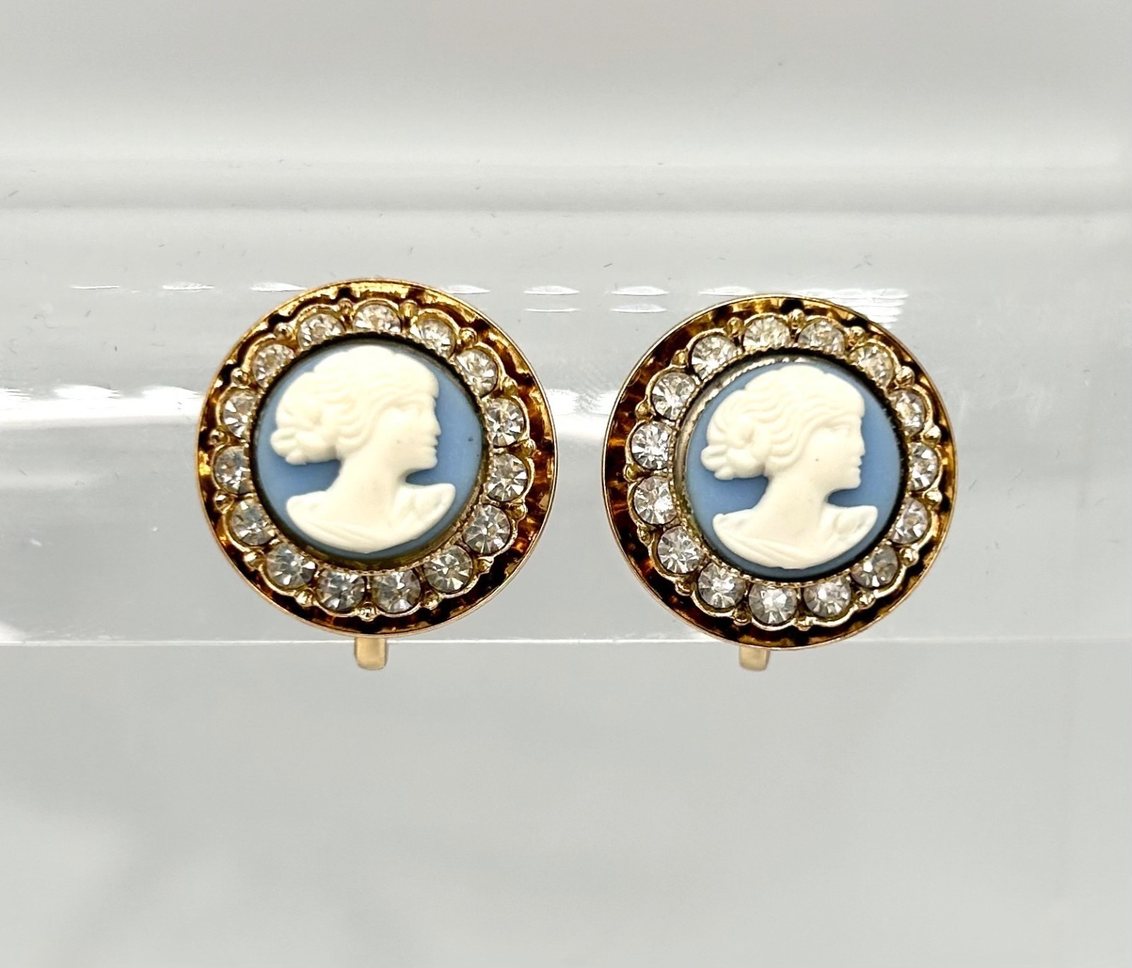 VINTAGE WEDGWOOD STYLE RHINESTONE BLUE & WHITE CAMEO GOLD TONE SCREW BK EARRINGS