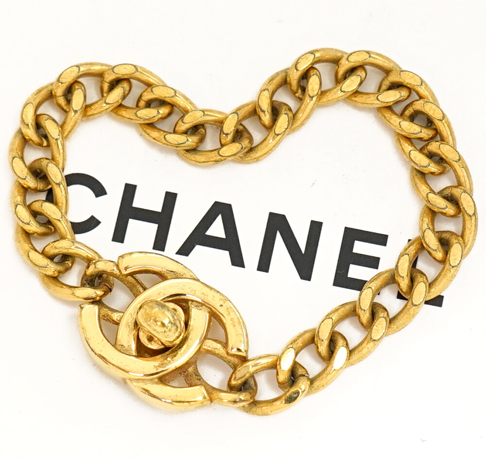 CHANEL CC Logo TurnLock Vintage Bracelet 6.5″ Gold Tone 96P Auth w/Box #11420