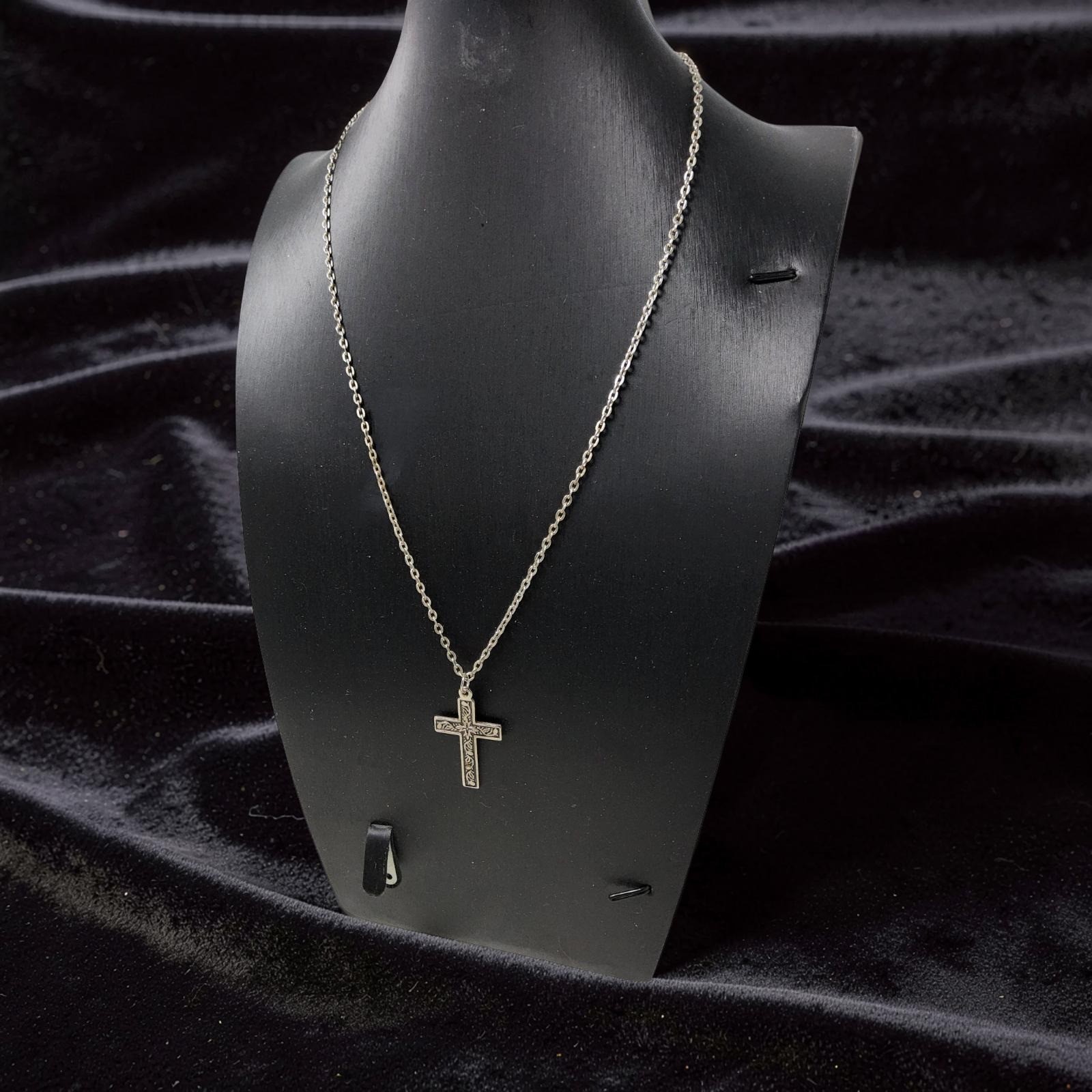 Vintage 10″L Chain Link Necklace W/Swirl Design Cross