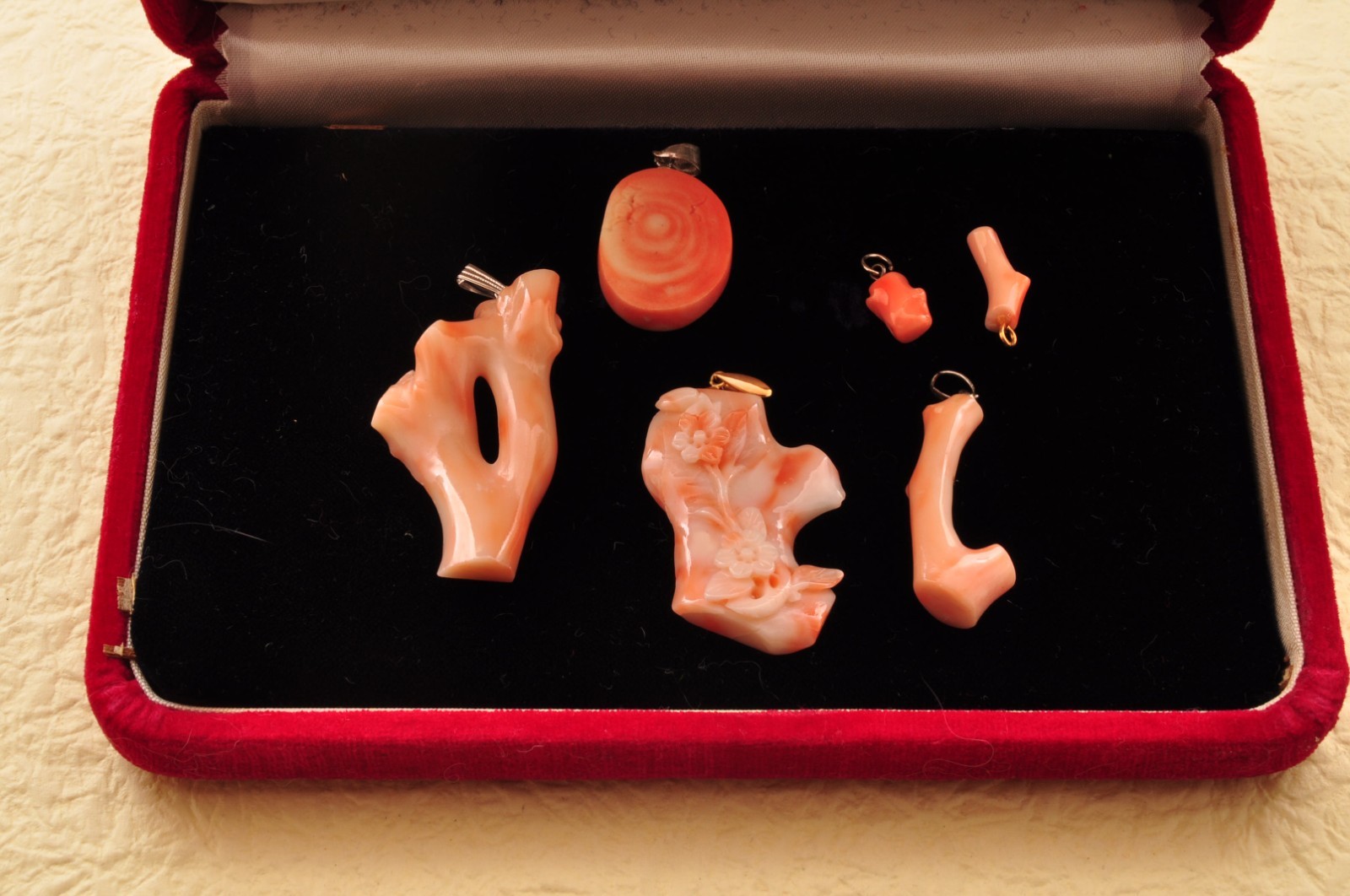 Japan vintage Coral Carved 6 items Pendant (122.5ct) Certificate Japanese motif.
