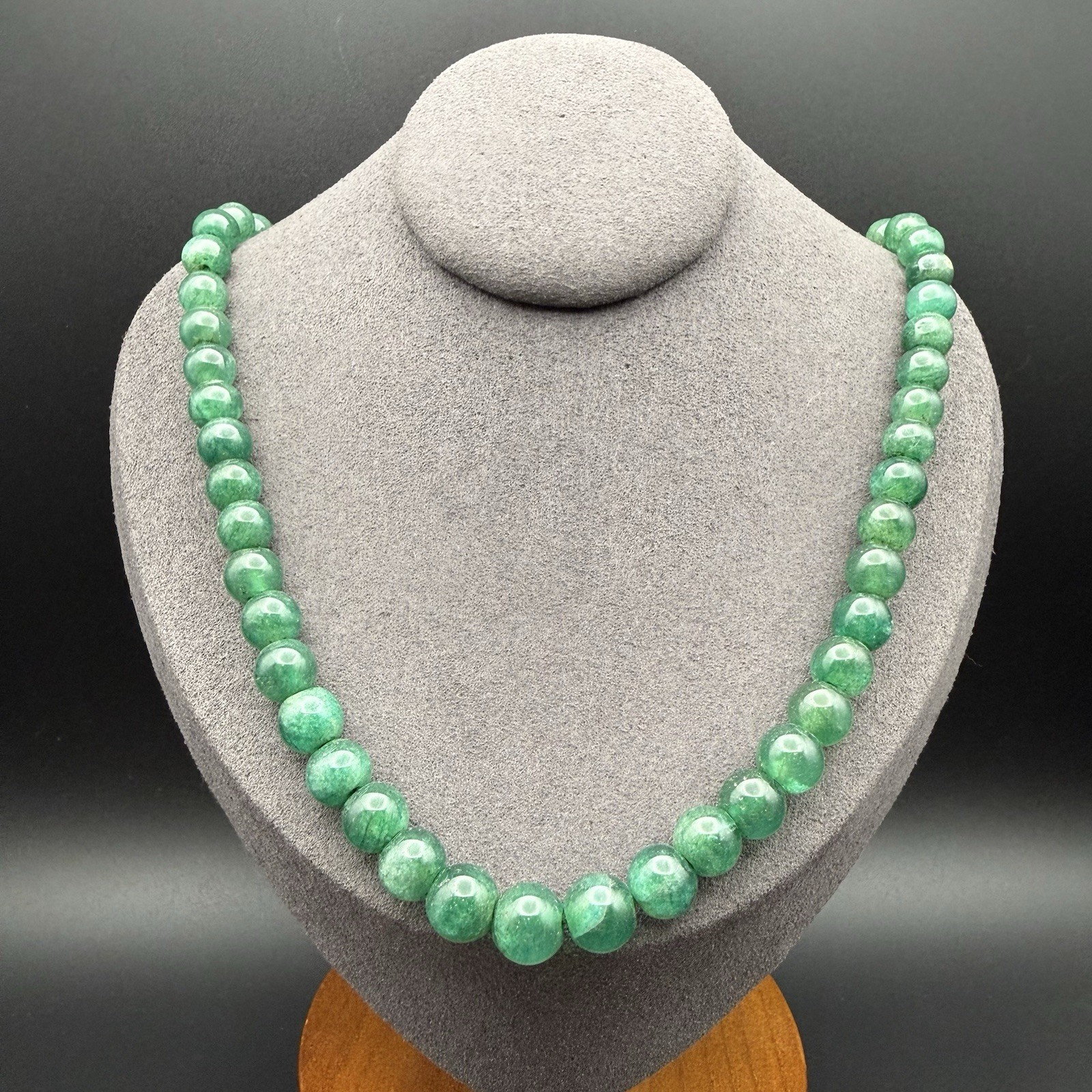Vintage Emerald Green Dyed Jade Quartzite Beaded Necklace 19″ Barrel Screw Clasp