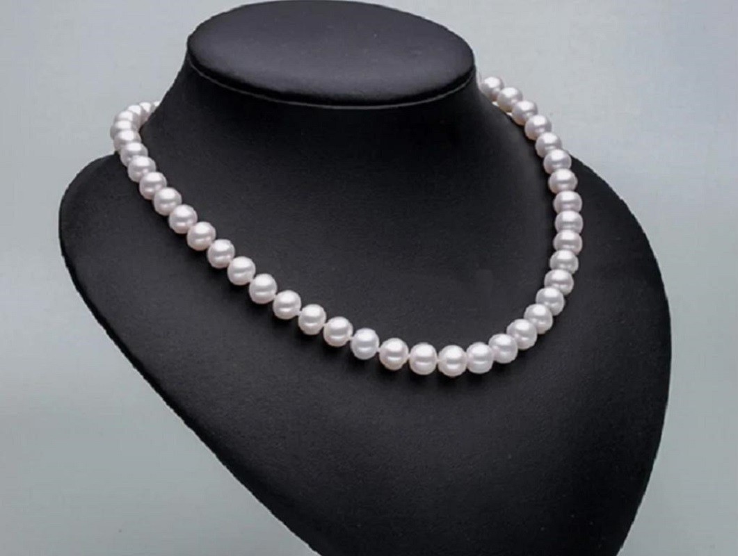 Classic Pearl Necklacea AAAA 8-9mm Classic White Pearl Necklace 18in/925s