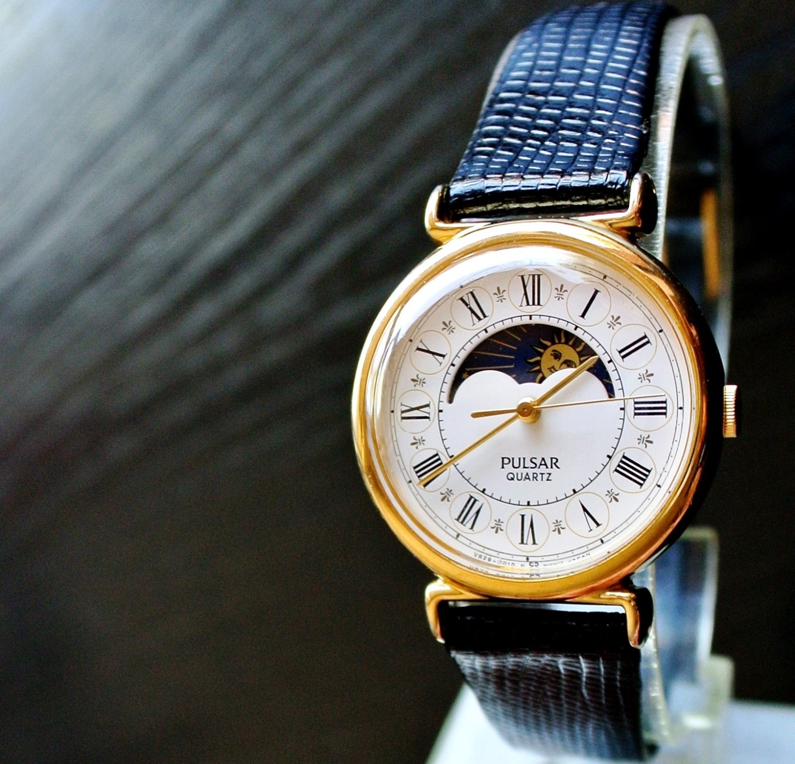 VINTAGE PULSAR SEIKO ELEGANT MOON PHASE QUARTZ WOMEN’S GOLDEN BLACK DRESS WATCH
