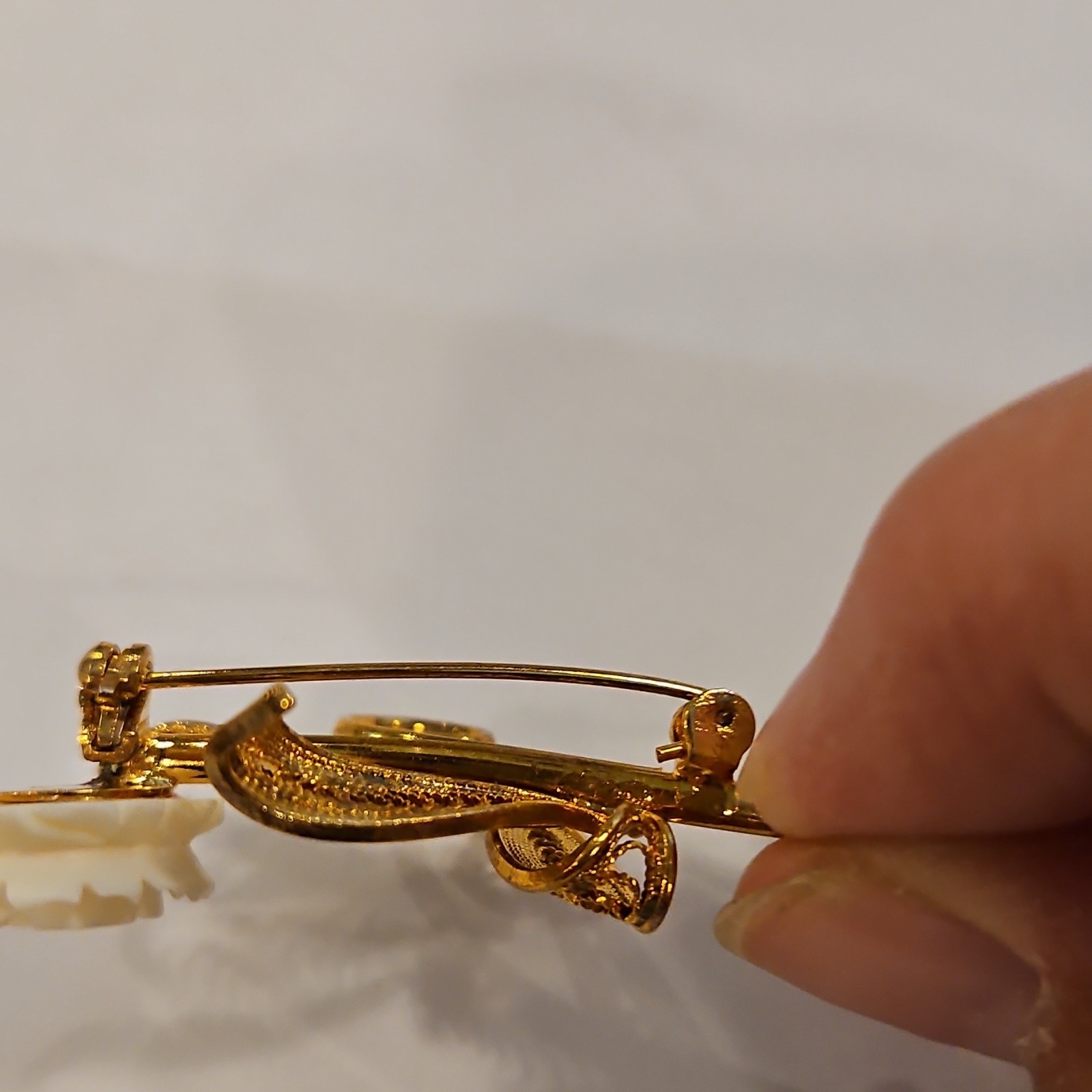 Gold Tone Filigree Flower Brooch Pin w/ Ivory Rose Metal/Plastic No Stone