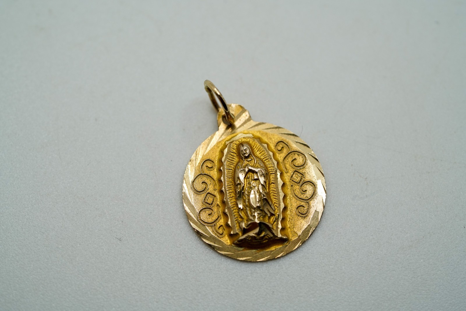 Vintage 14k Yellow Gold Virgin Mary Pendant Charm 1.7cm 1.51g
