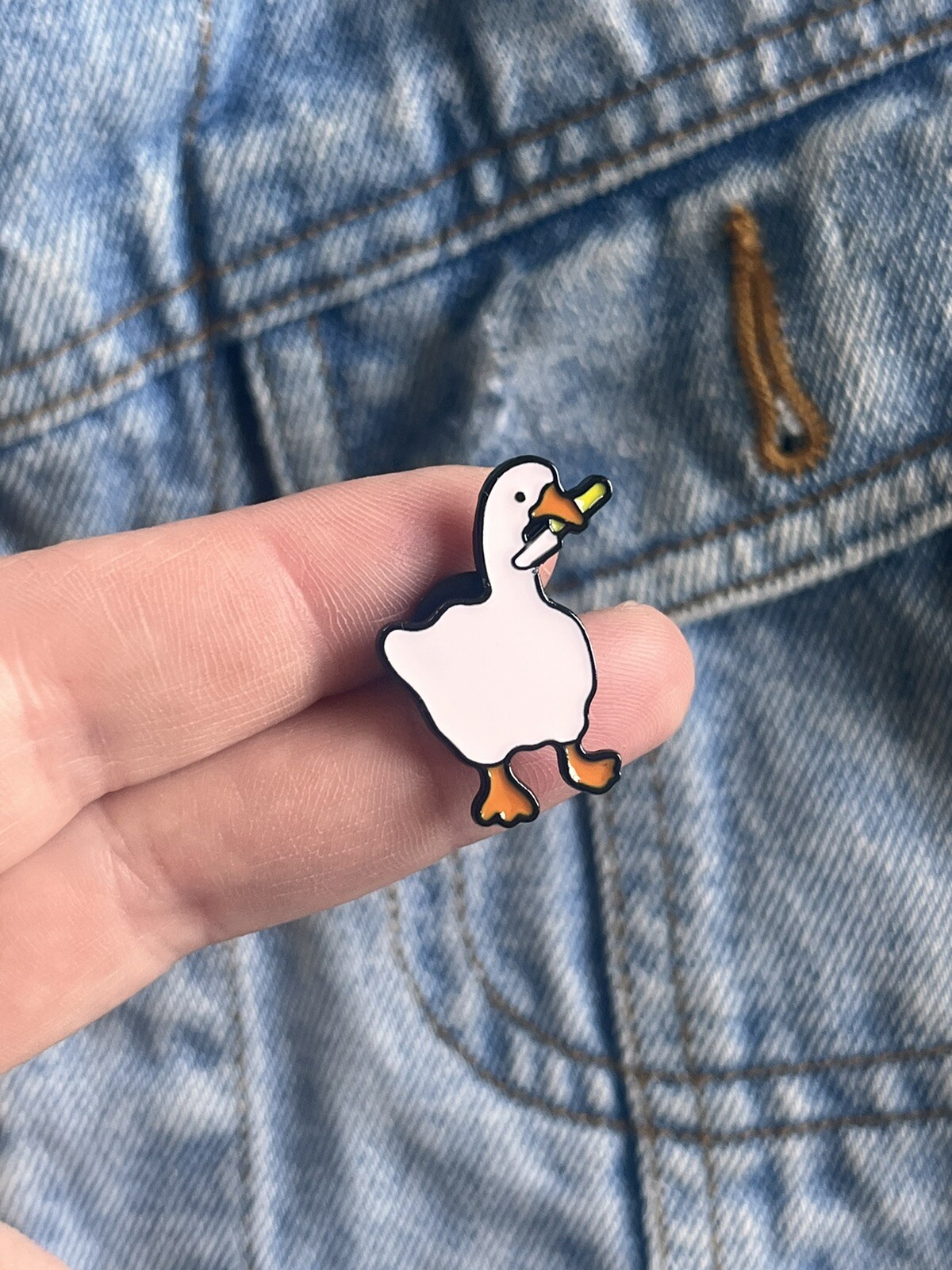 Goose With Knife In Beak- Funny Meme Video Game Enamel Pin – Excellent Condition