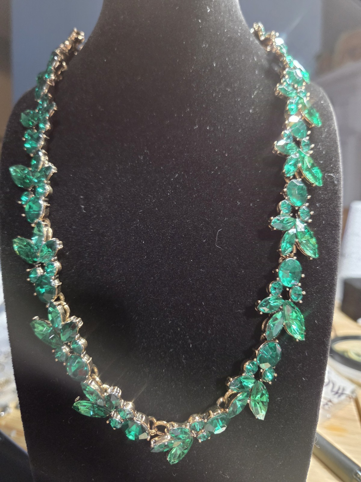 Gold Tone Emerald Green Acrylic Rhinestone Floral Necklace 18-20.5″