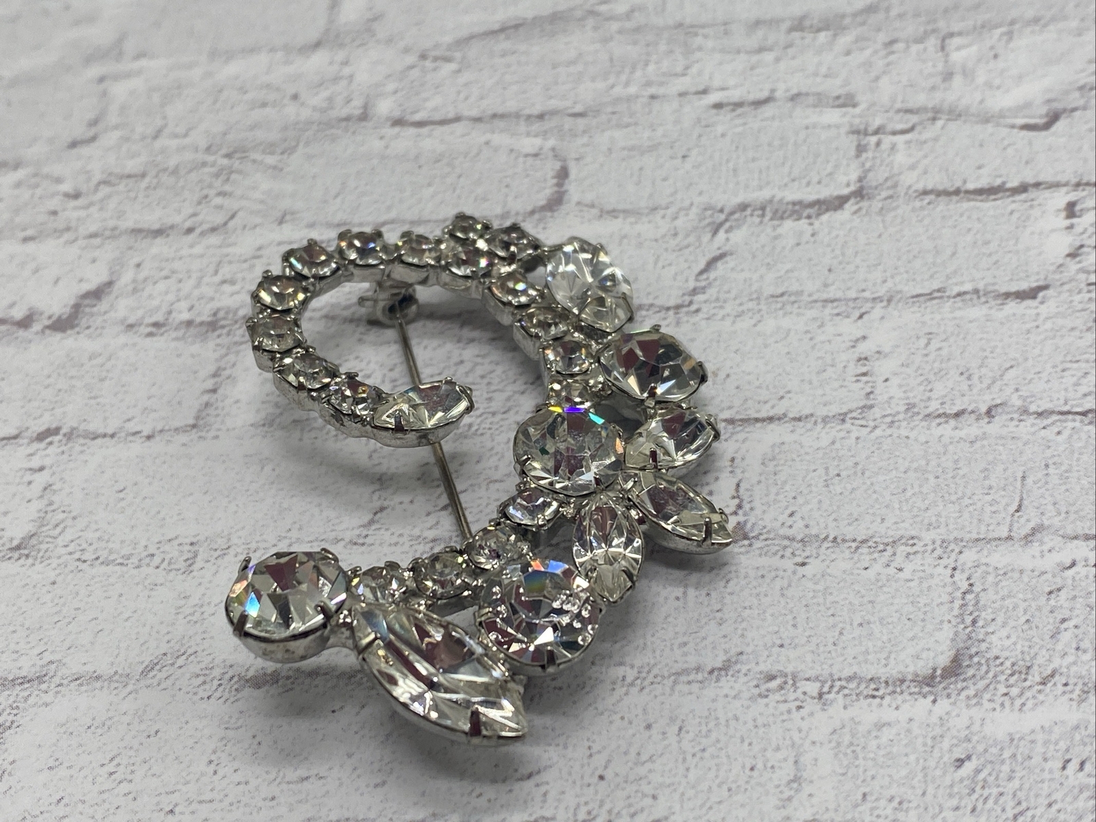 Superb Vintage White Colorless Rhinestone 2” Silver Tone Brooch Unbranded