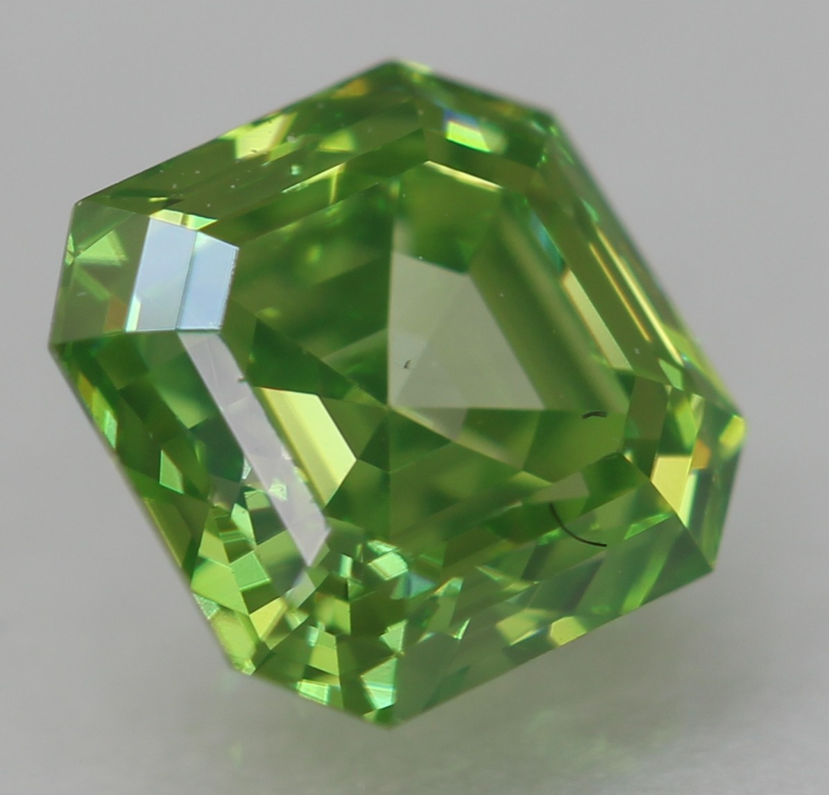 Cert 0.52 Carat Vivid Green VVS2 Asscher Cut Natural Enhanced Diamond 4.53×4.54m