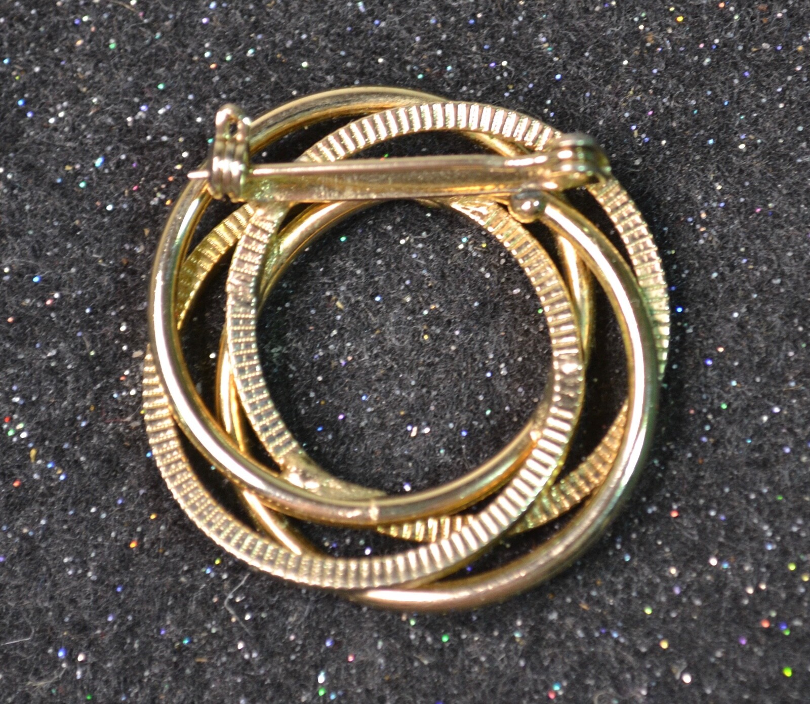 Infinity Eternity Intertwined Classic Circle Gold Tone Brooch Pin 1.5” Vintage