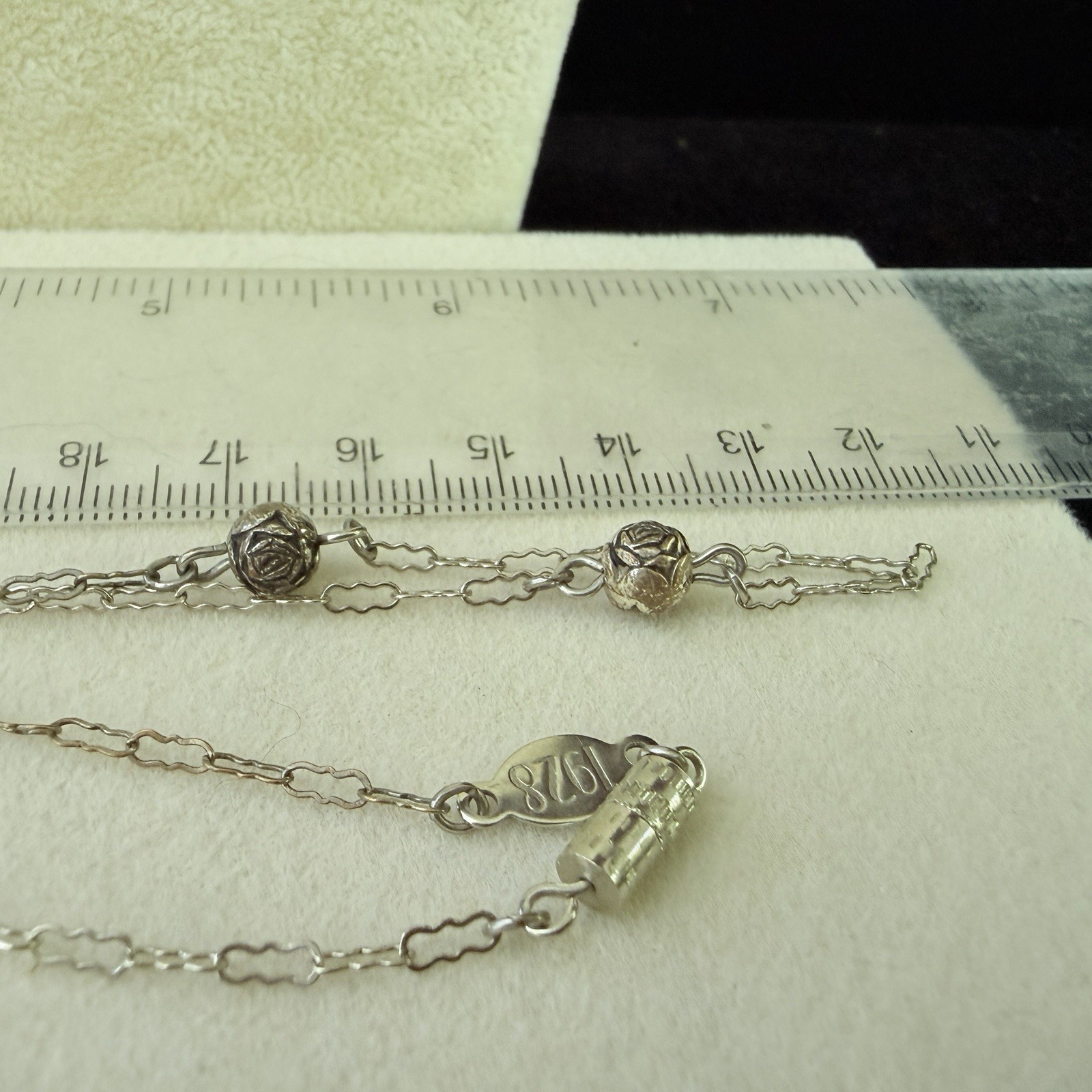 VTG. ESTATE 1928 COMPANY SILVER TONE ROSE FLOWERS STATION NECKLACE-16″ (BG177)