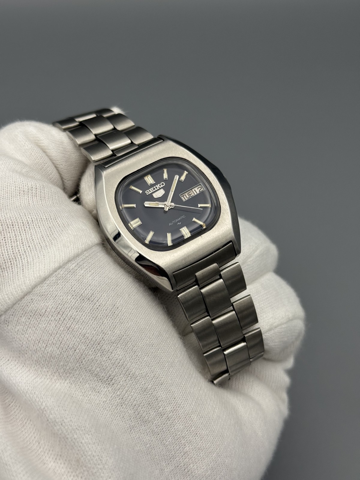 TV Shape Vintage Seiko 5 Automatic Black Dial Day/Date Men’s Wrist Watch Japan