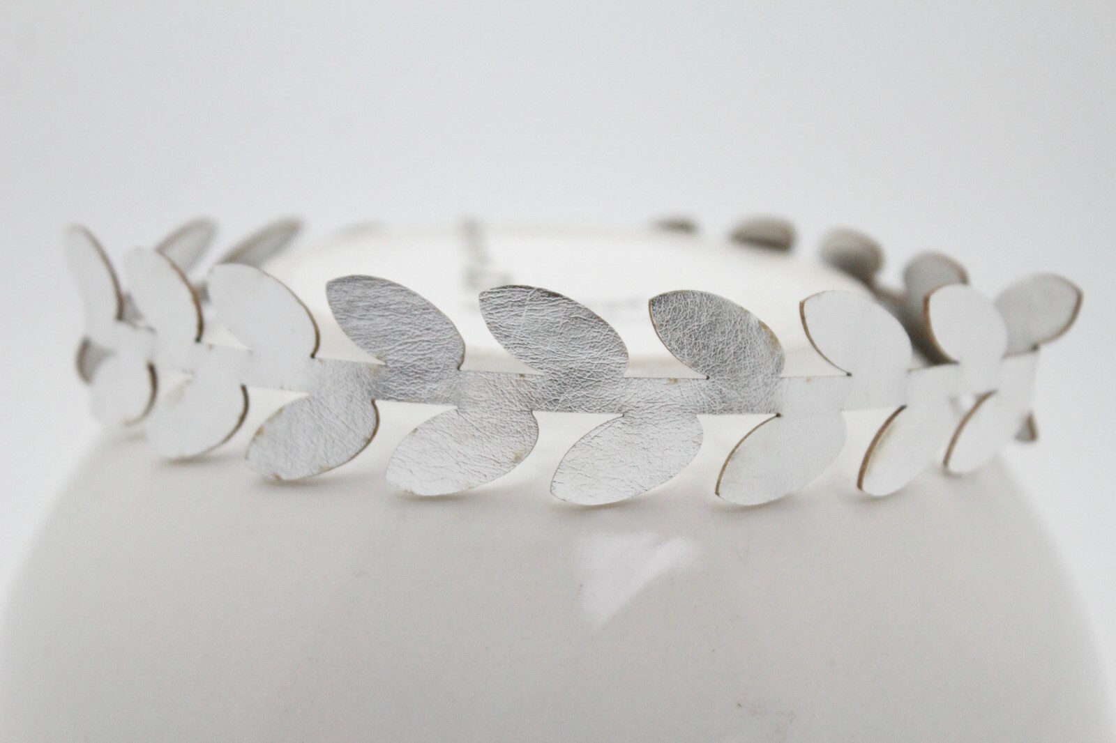 Women Fashion Jewelry Choker Necklace Metallic Silver Faux Leather Leaf Fabric