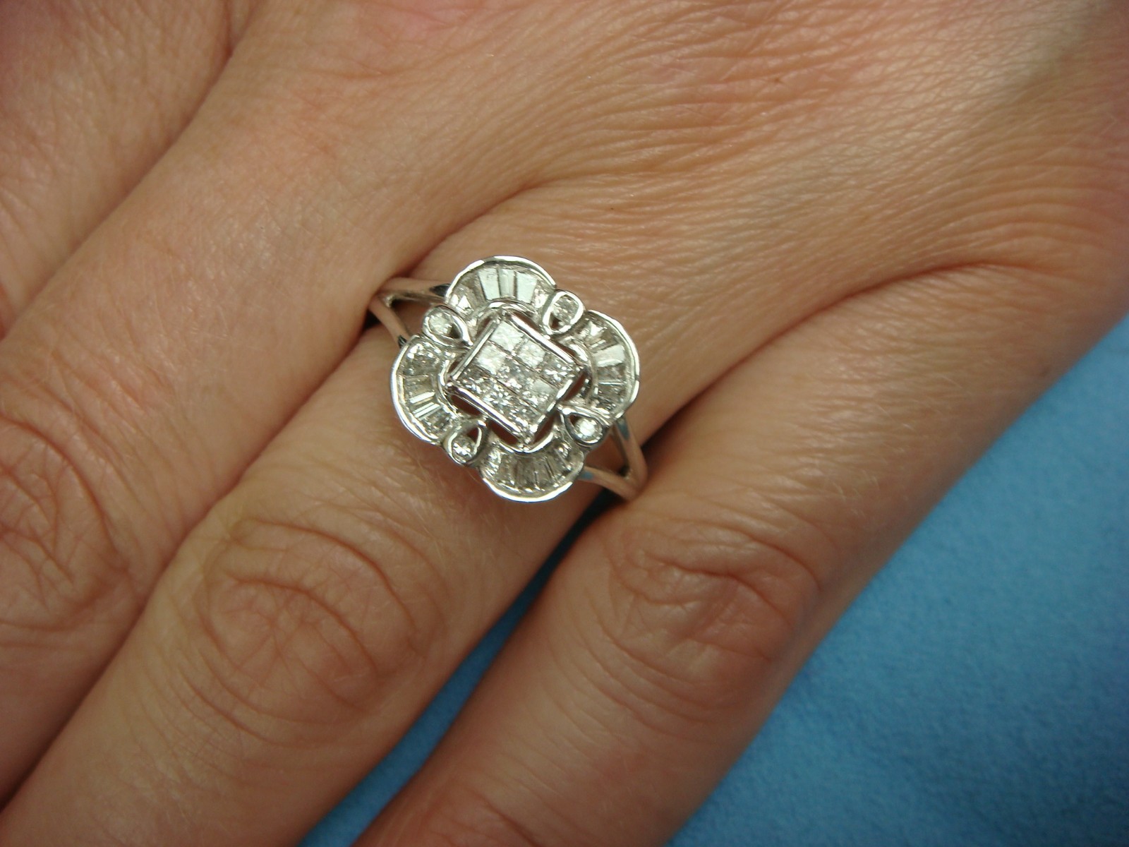 14 KT. NATURAL PRINCESS AND BAGUETTE DIAMONDS LADIES RING 3.2 GRAMS SUIZE 7