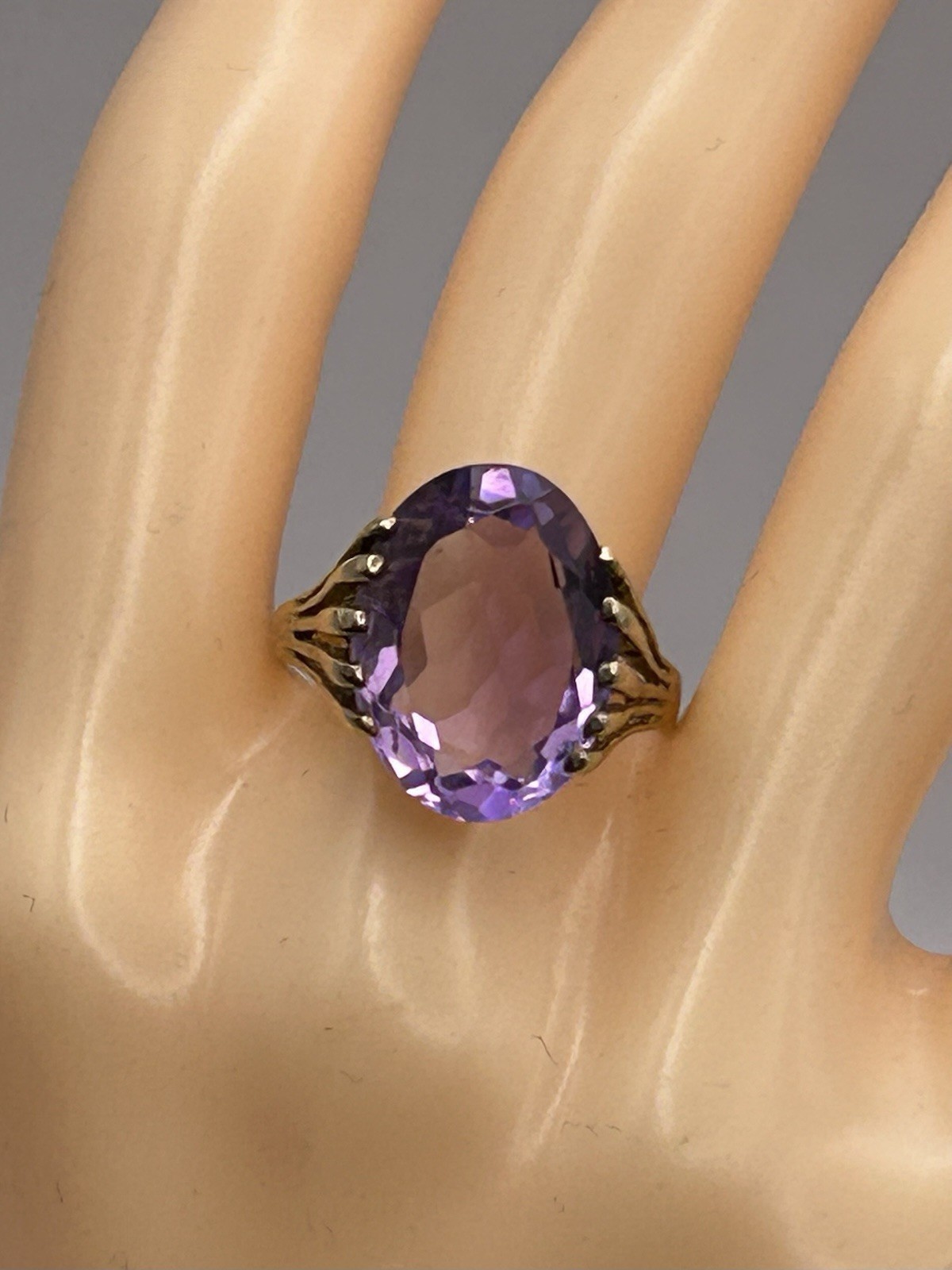 Vintage Large 9ct Gold & Amethyst Ring. Size O London 1990. 3.8 Grams