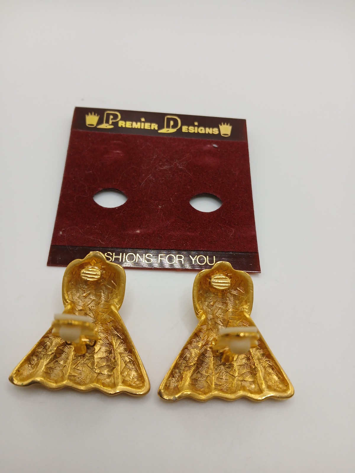 Premier Designs Large Gold Toned Stylized Clip On Earrings. NWT