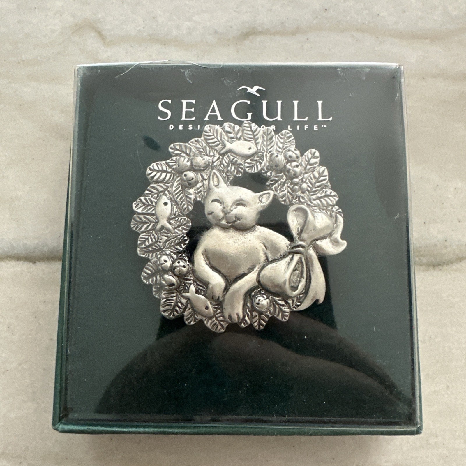 Vintage 1997 Seagull Canada Pewter Etain Zinn Cat Wreath Fish Bells Brooch/Pin