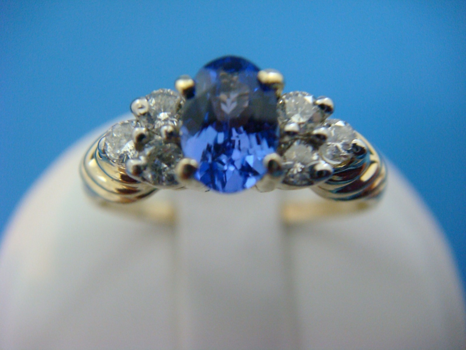 TANZANITE & DIAMONDS LADIES 14K YELLOW GOLD BEAUTIFUL RING, 2.4 GRAMS, SIZE 7
