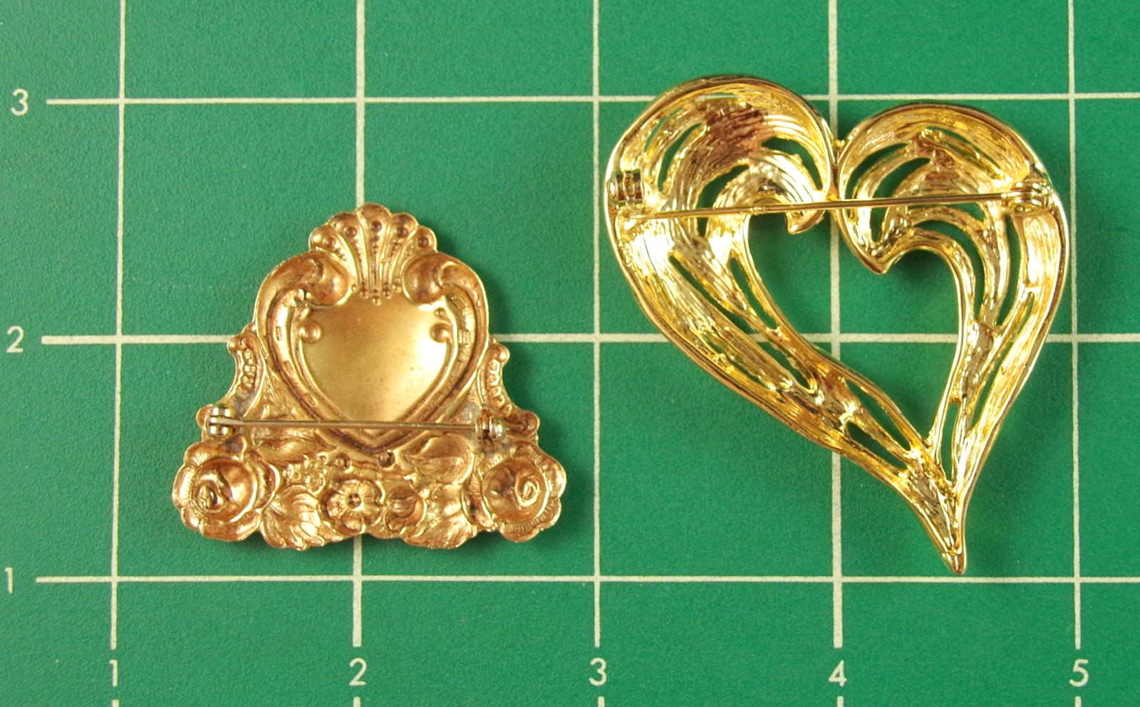 Minty! Lot 2 VTG 2.25″ ABSTRACT & VICTORIAN REVIVAL GOLD TONE HEART BROOCH PINS