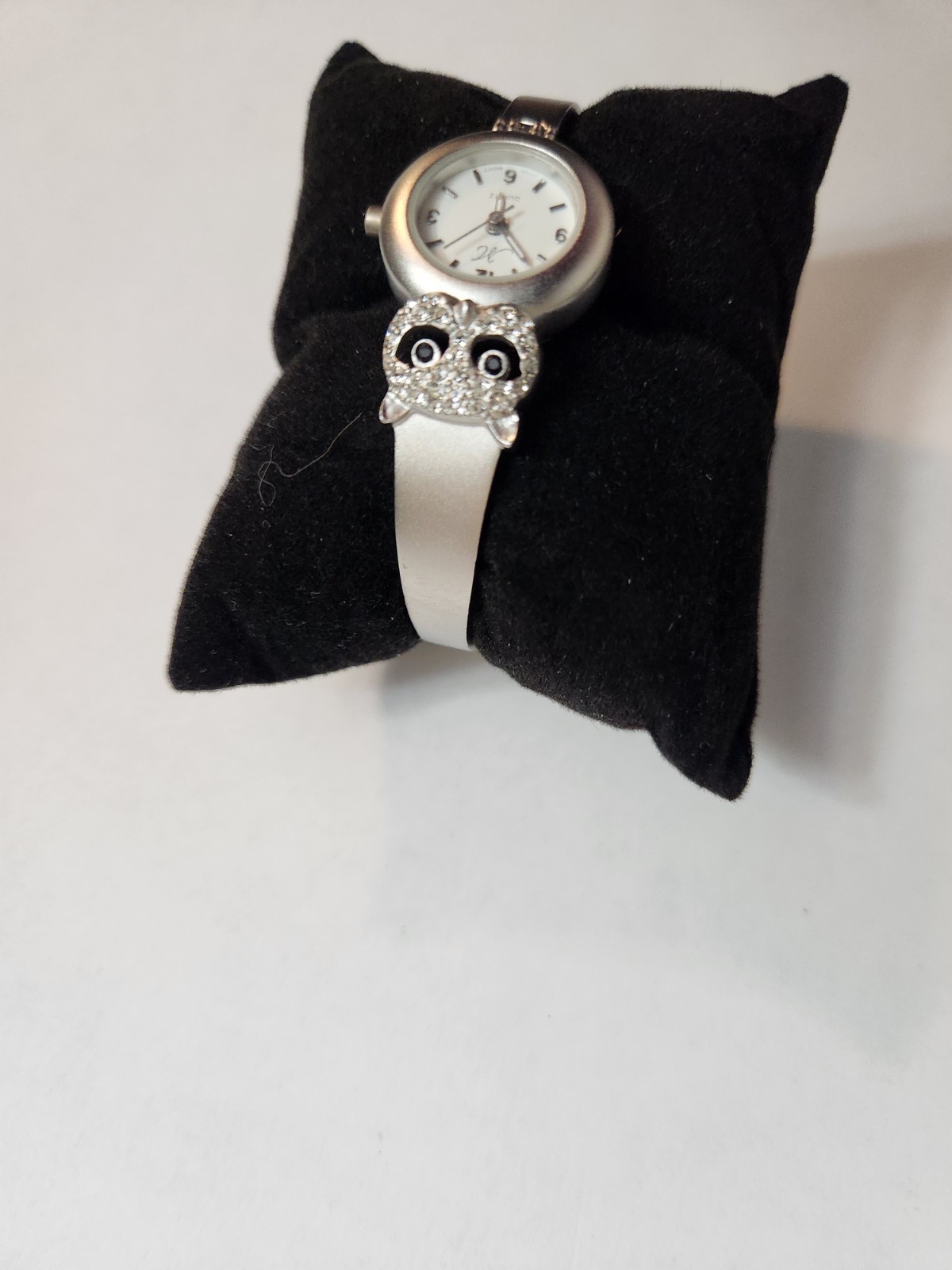 Women’s M Quartz Silver Owl Bangle Watch. Analog Dial Dress/Formal