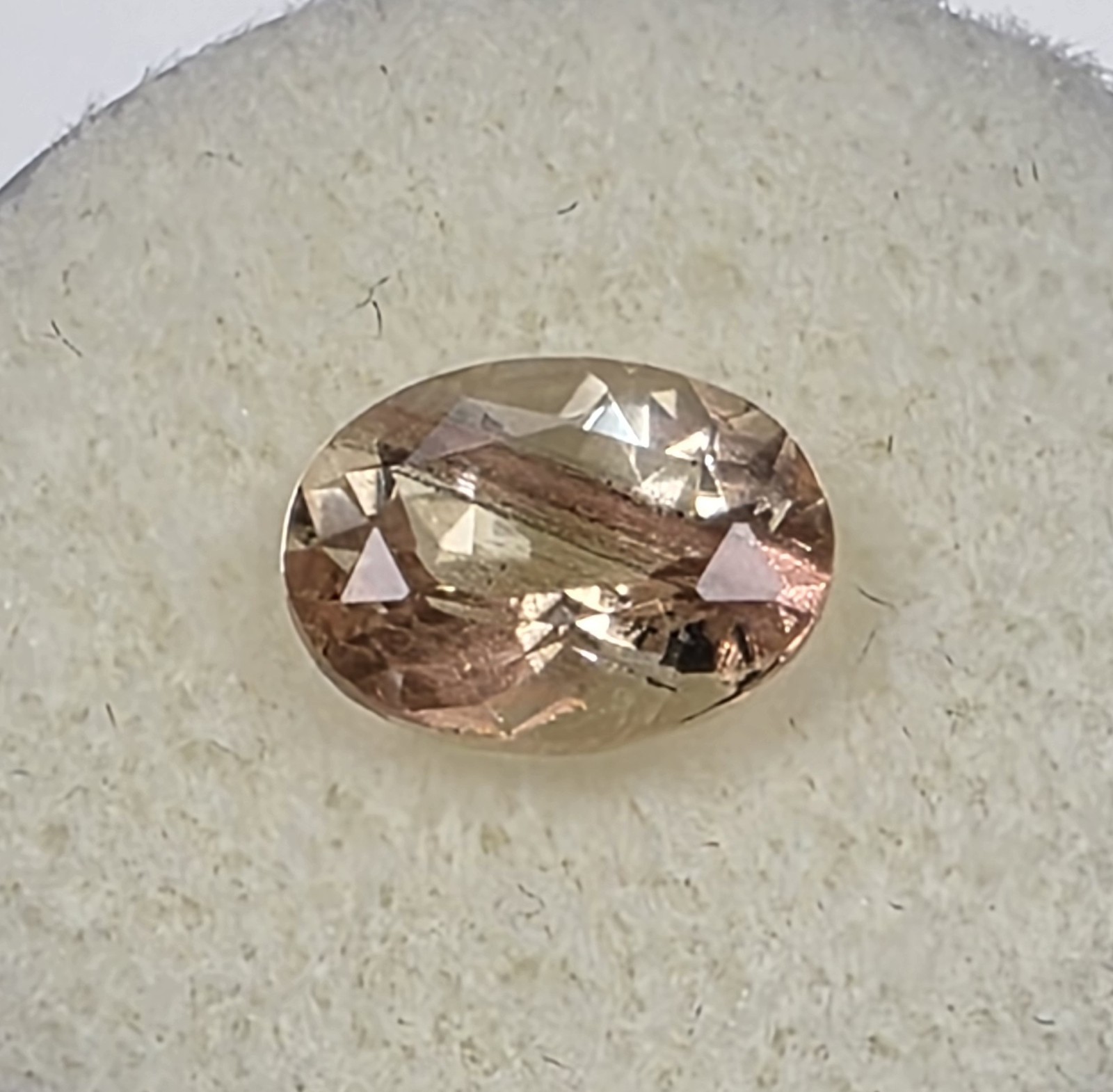 1.83 ct Oregon Sunstone –Oval Cut – Champagne with copper schiller