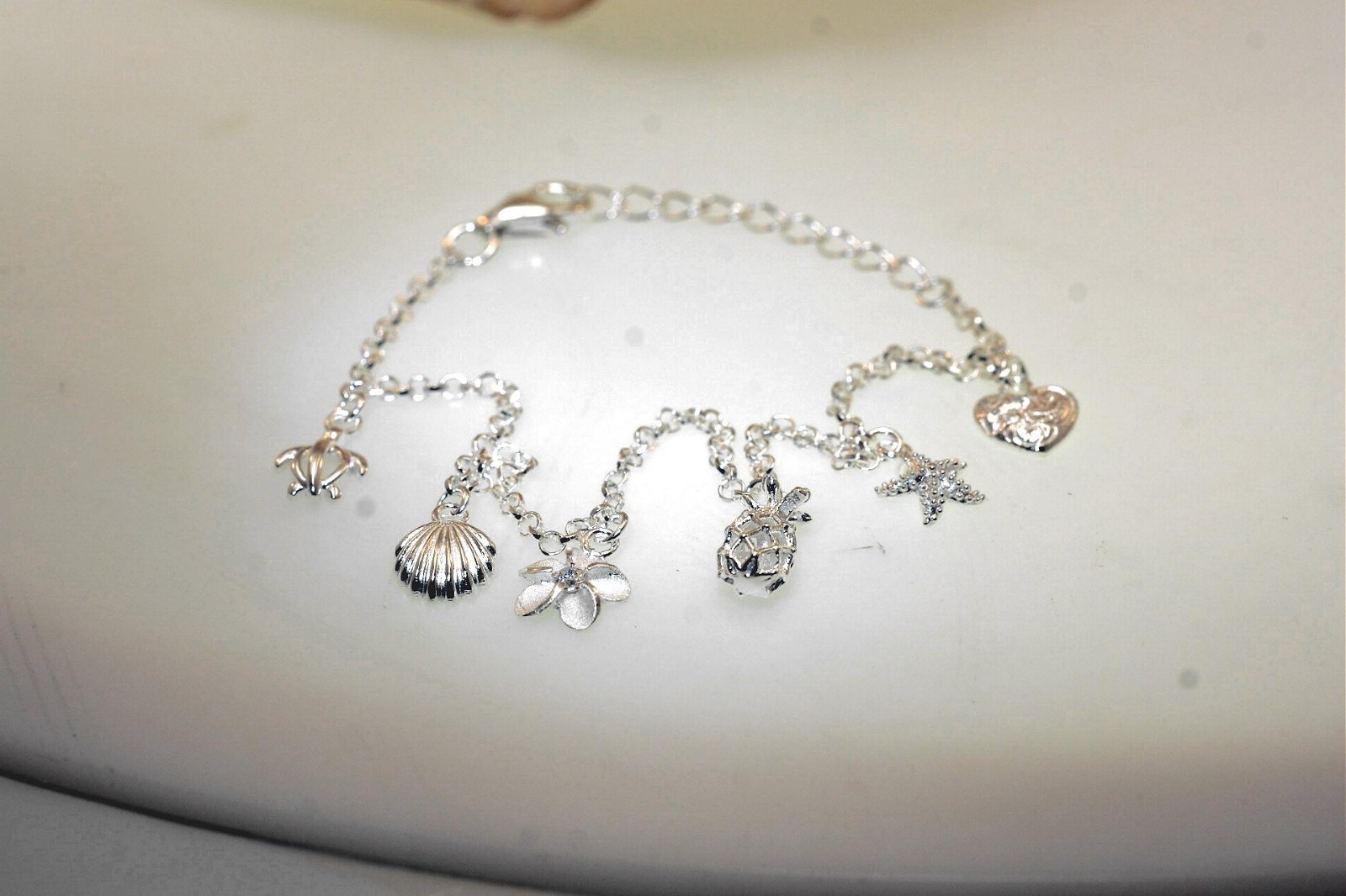 SOLID 925 SILVER MIXED 6 PETITE HAWAIIAN CHARMS DC ROLO BRACELET 6.5″-7.5″ ADJ