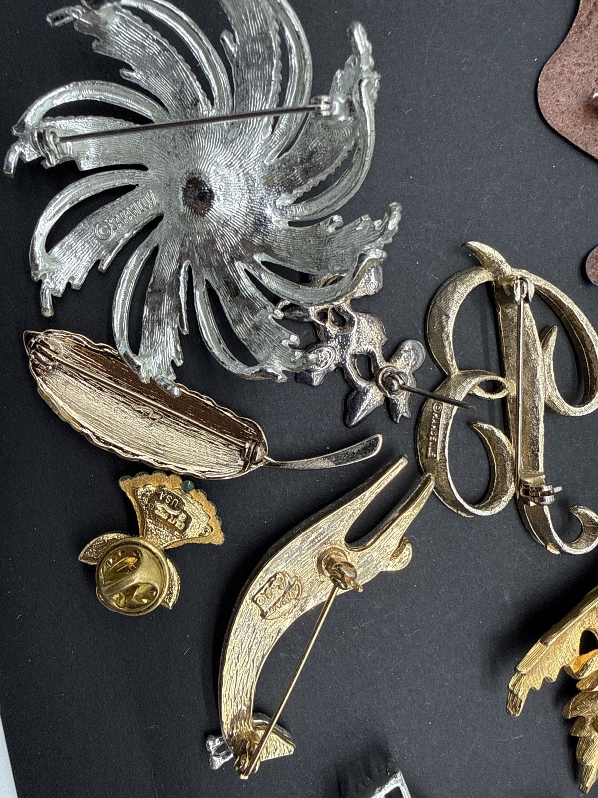 Lot Of 132 Brooches Pins – Many Signed – Silver Gold Tone Wholesale Resell J108b