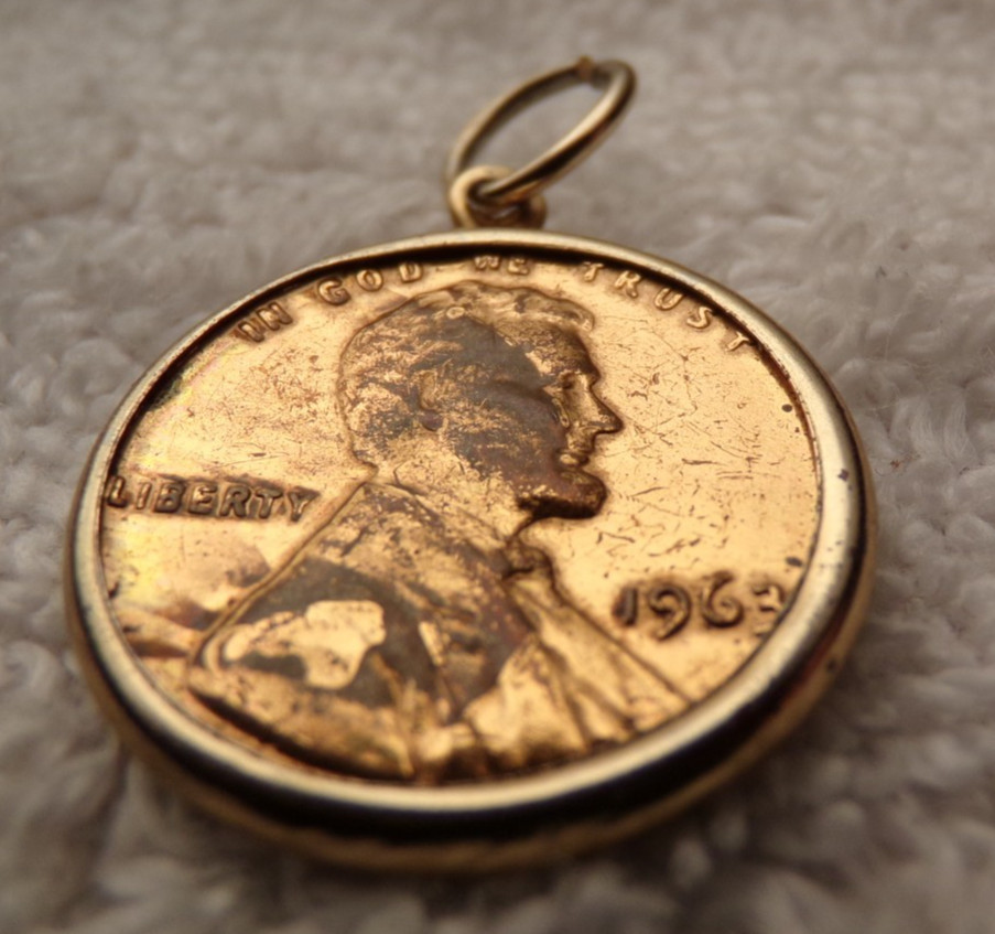 VTG 1963 NO MINT MARK LINCOLN PENNY COIN GOLD TONE FRAME BRACELET CHARM PENDANT