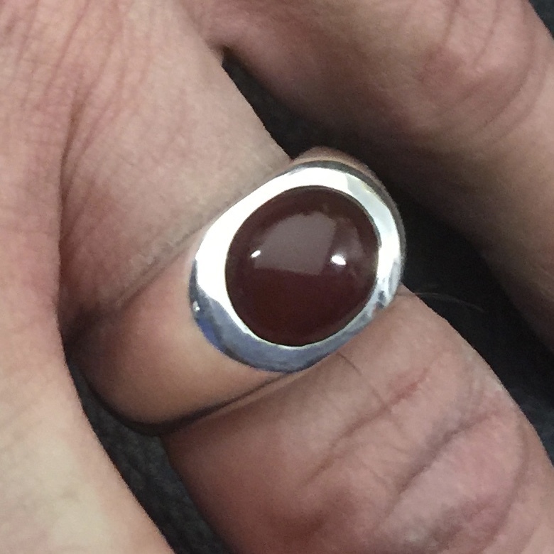 MJG STERLING SILVER MEN’S RING. 12 X 10mm OVAL CARNELIAN CAB. SIZE 10