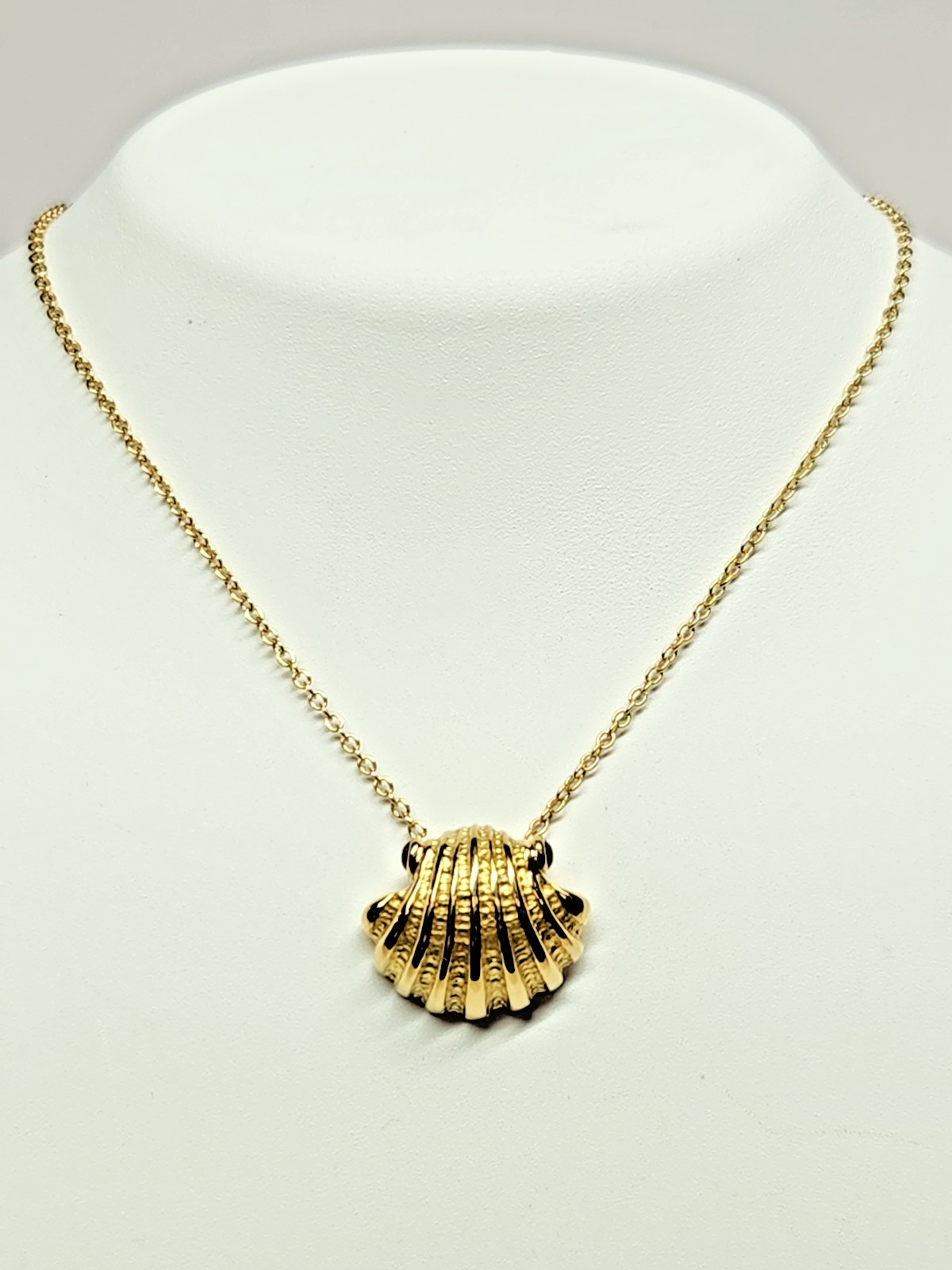 TIFFANY & Co. 1990s 18k Ruby Cabochon Accented Oyster Shell Pendant 16″ Necklace