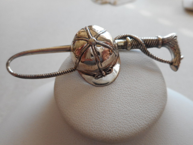 Vintage Sterling Silver 925 Cap & Riding Crop Brooch RE3619