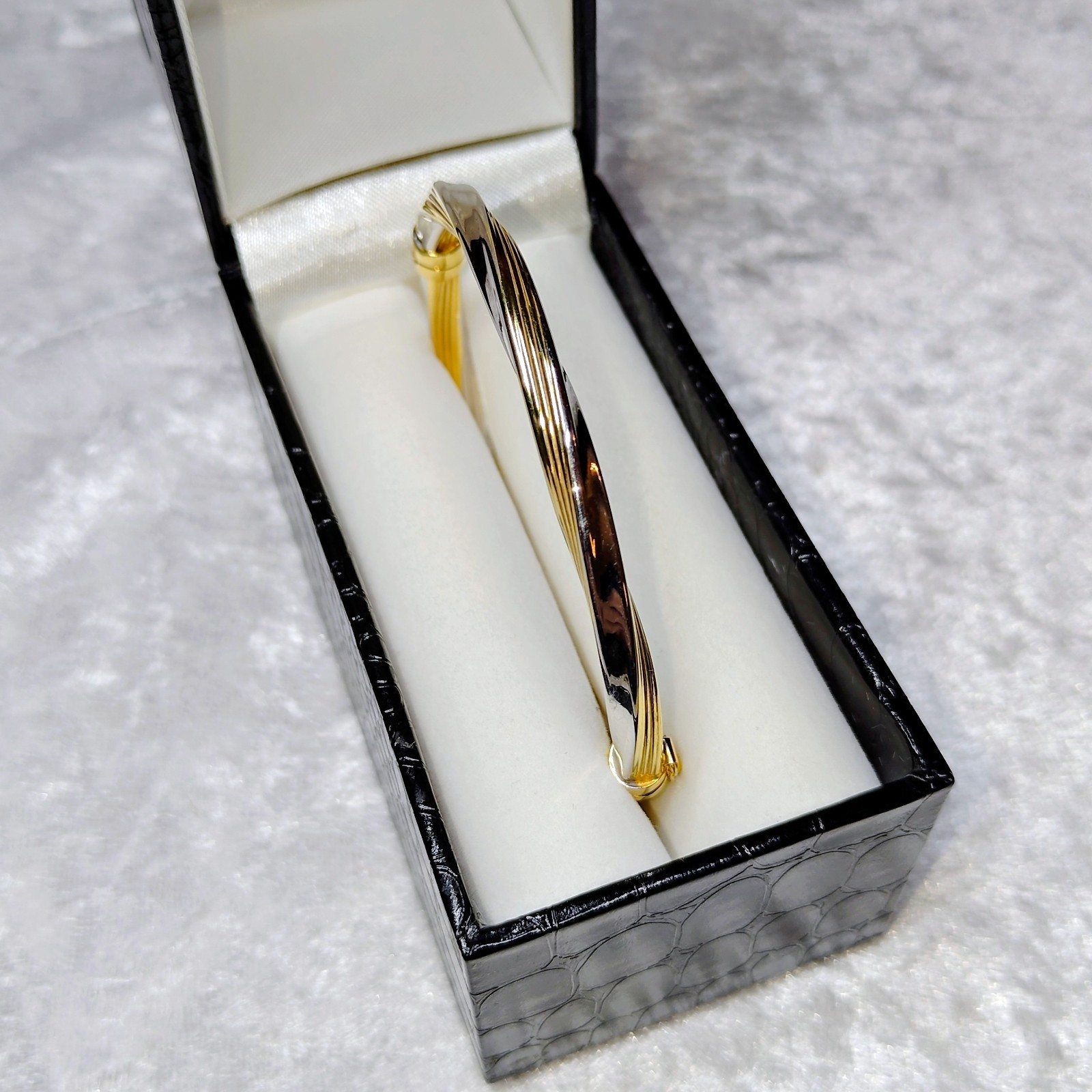 Stunning 9ct yellow & white gold twist hinged bangle with a locking clasp