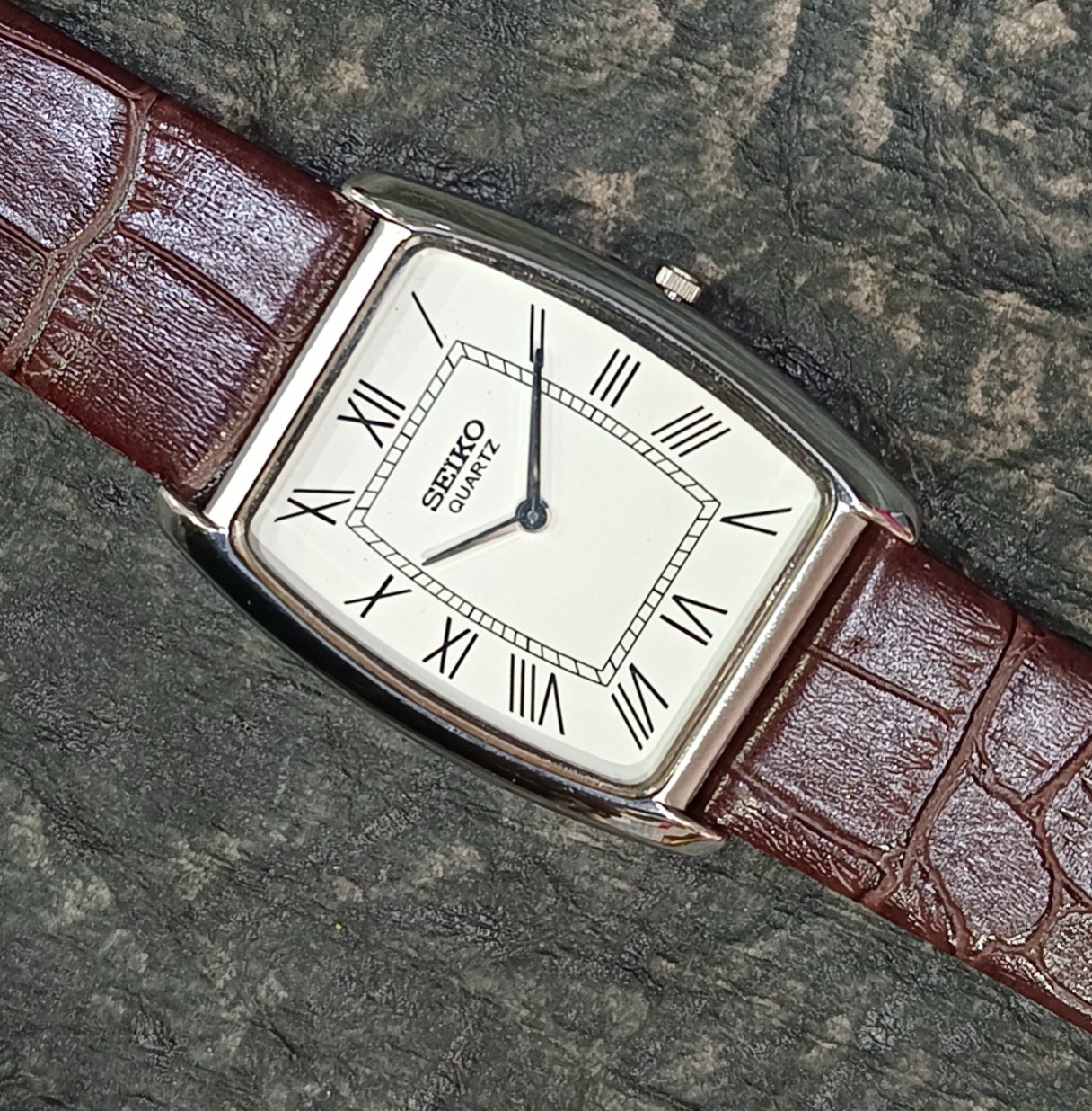 Vintage Seiko Quartz Slim Dress Watch Two Hands Classic Men’s Wristwatch