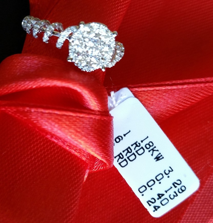 18k White Gold Diamond Ring. TDW 0.77ct. Claster Dress ring. M 1/2 size. New