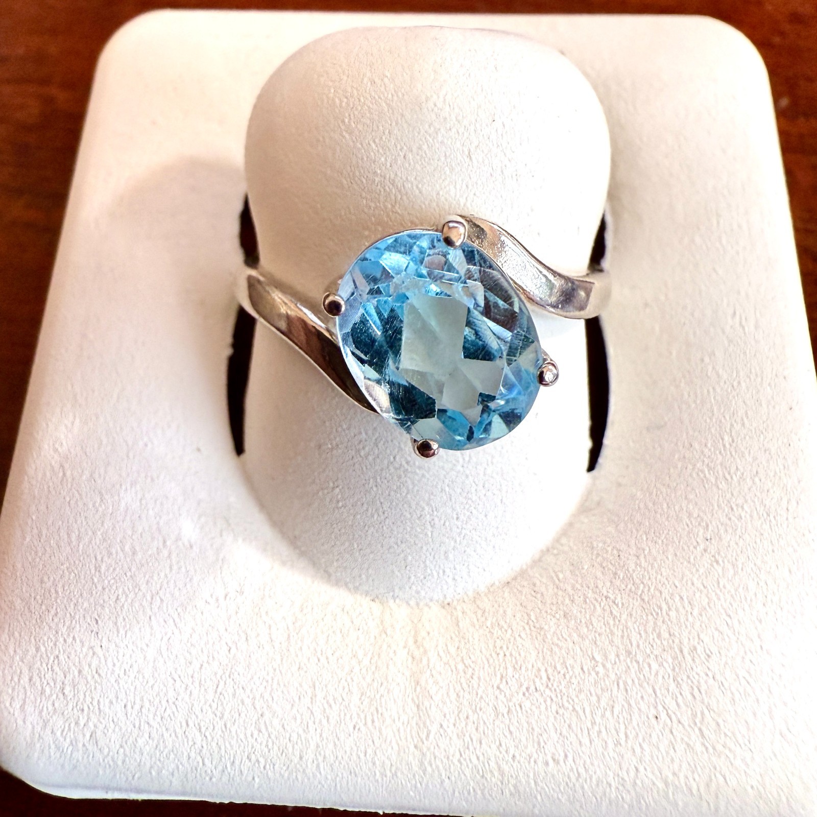 .925 2.4 grams Sterling Silver 9x7mm oval sky Blue Topaz ring Size 6.25