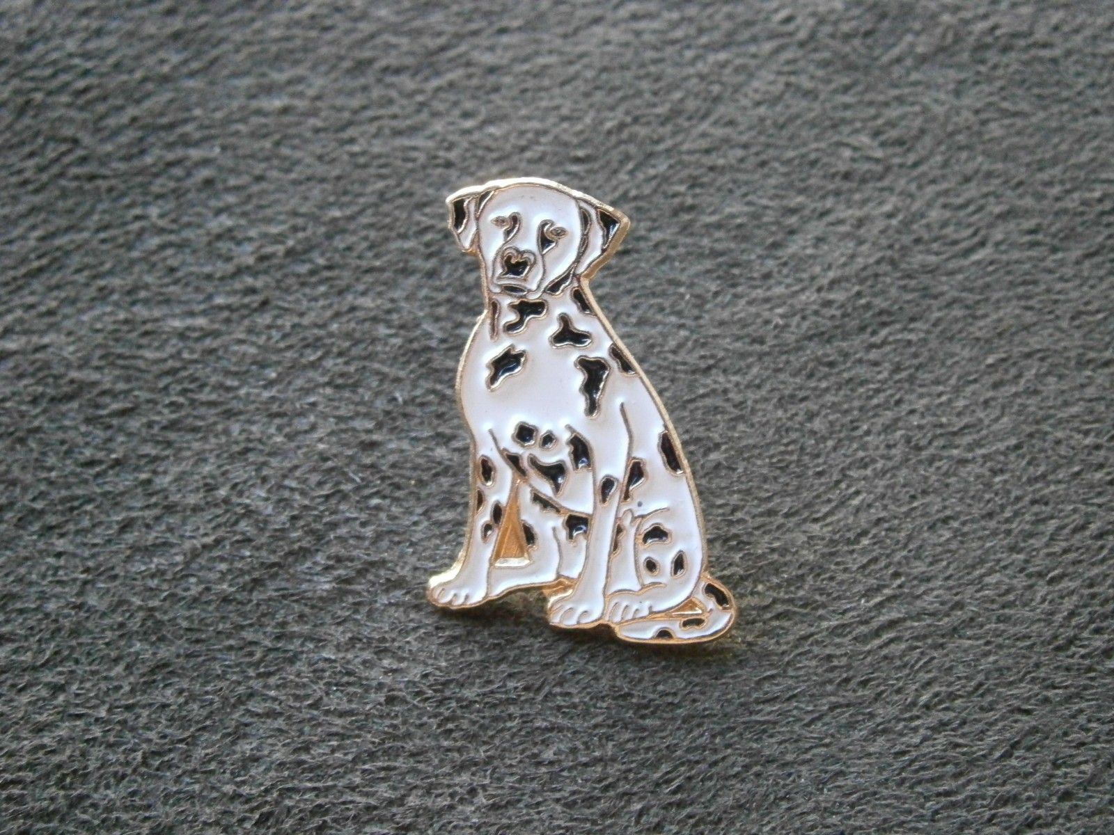 Seated Dalmation Spotty Dog Vintage Enamel Pin Hat Badge 3.0g