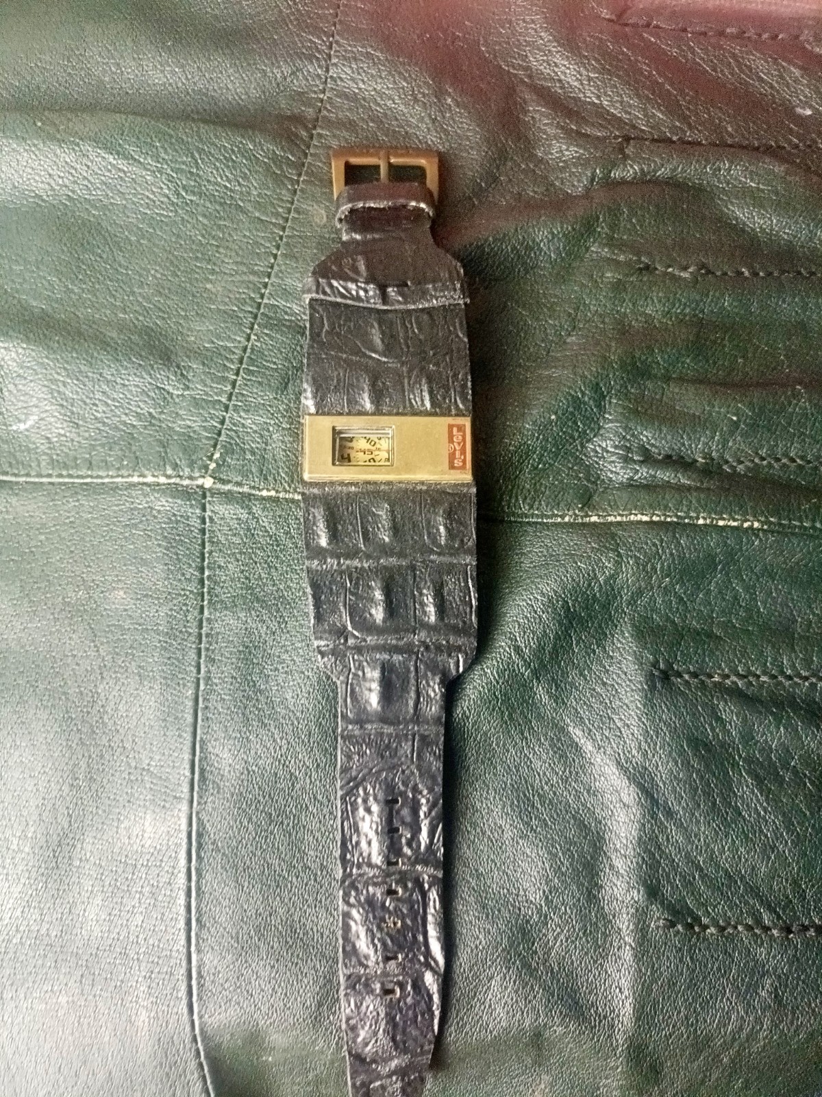 Vintage 1990 levi’s rotating disc direct read watch jump hour style