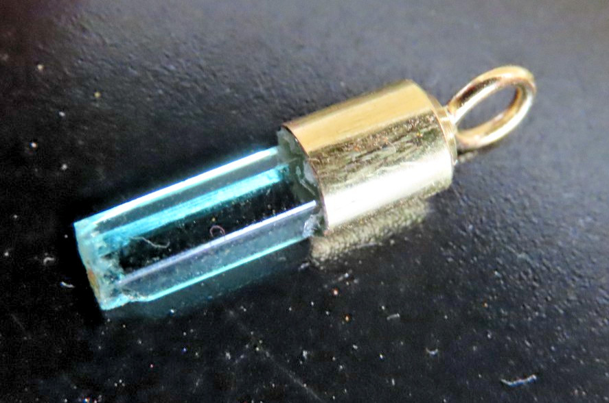 Natural rough emerald pendant, hexagonal prism – 18K gold HIGH QUALITY