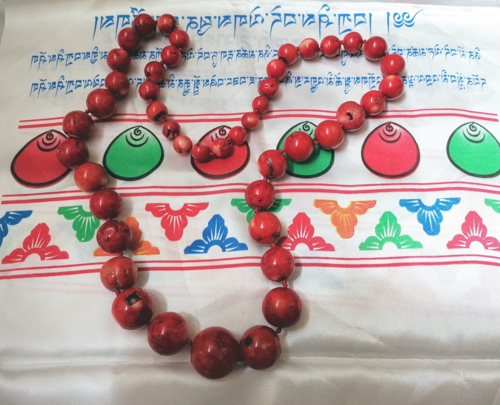 SPECTACULAR RED BAMBOO CORAL MAXI BALL CLIMBING NECKLACE, NEW.