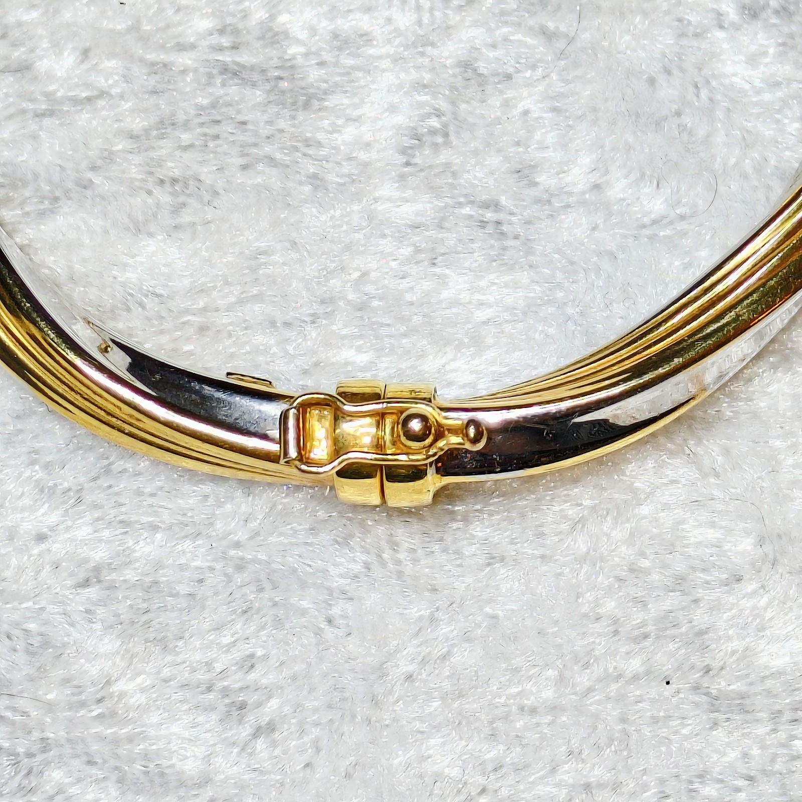 Stunning 9ct yellow & white gold twist hinged bangle with a locking clasp