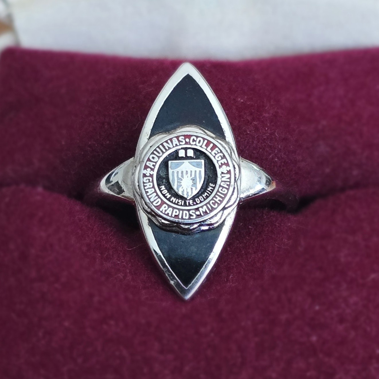 AQUINAS COLLEGE GRAND RAPIDS MI LADIES RING, STERLING SILVER & ENAMEL, SIZE 8