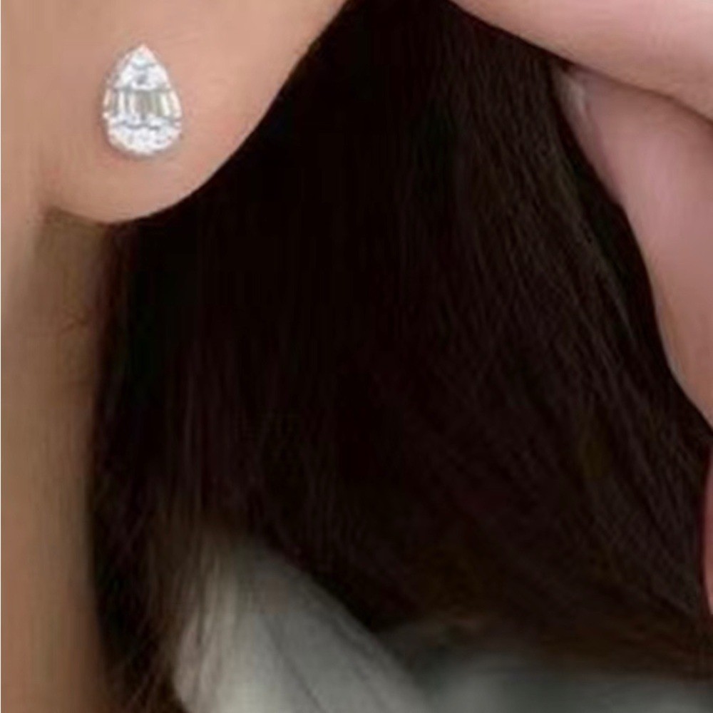 14k White Gold Pear Cut Sparkling Stud Earrings Elegant Zirconia / Diamond Look