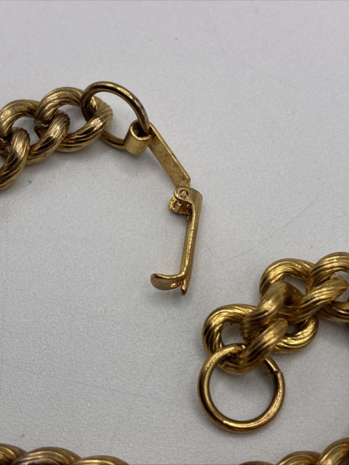 Vintage Gold Tone Curb Chain Bracelet Textured Cuban Link Fold Over Clasp 7.25″