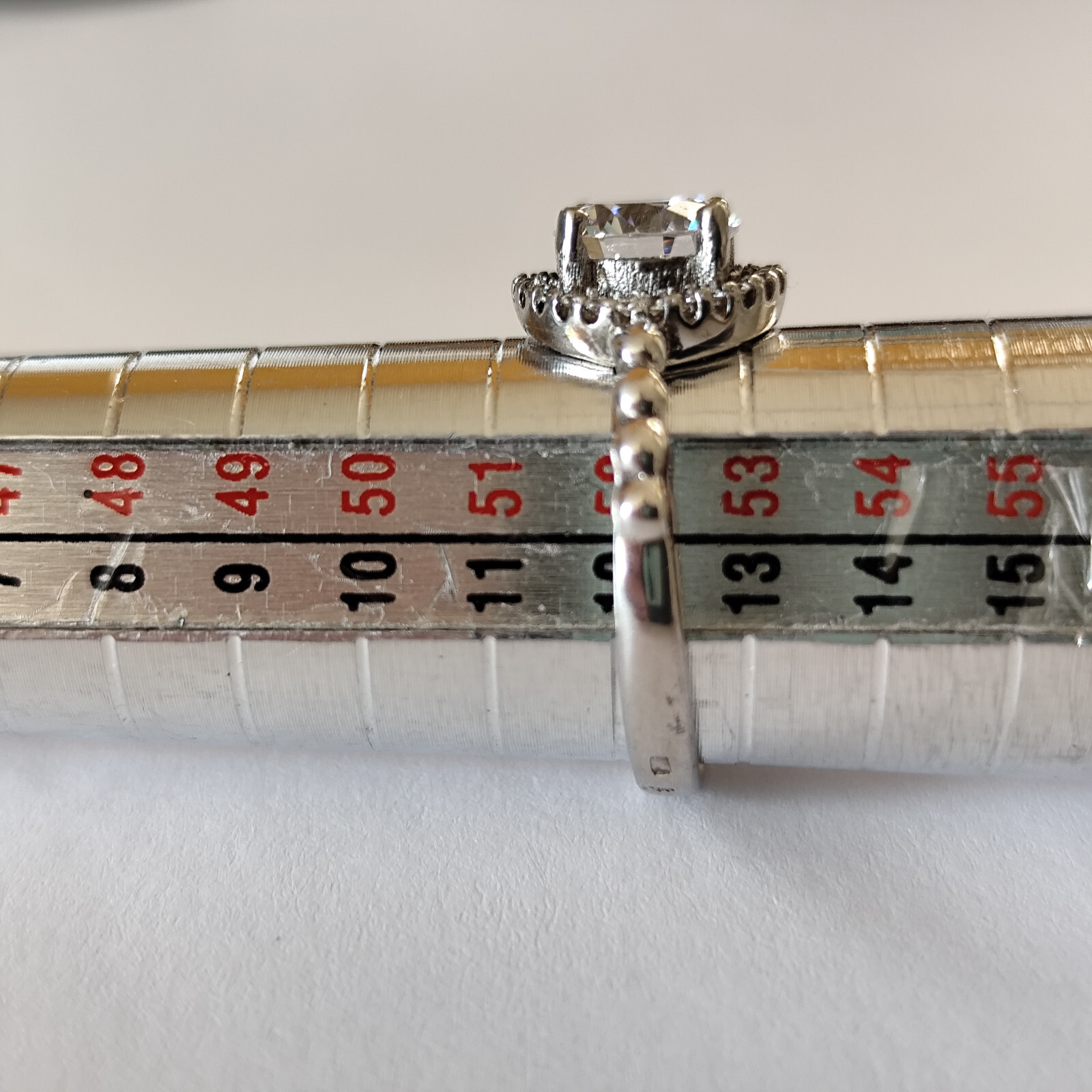 Silver ring size 52 with sparkling crystal in brilliant cut mint condition