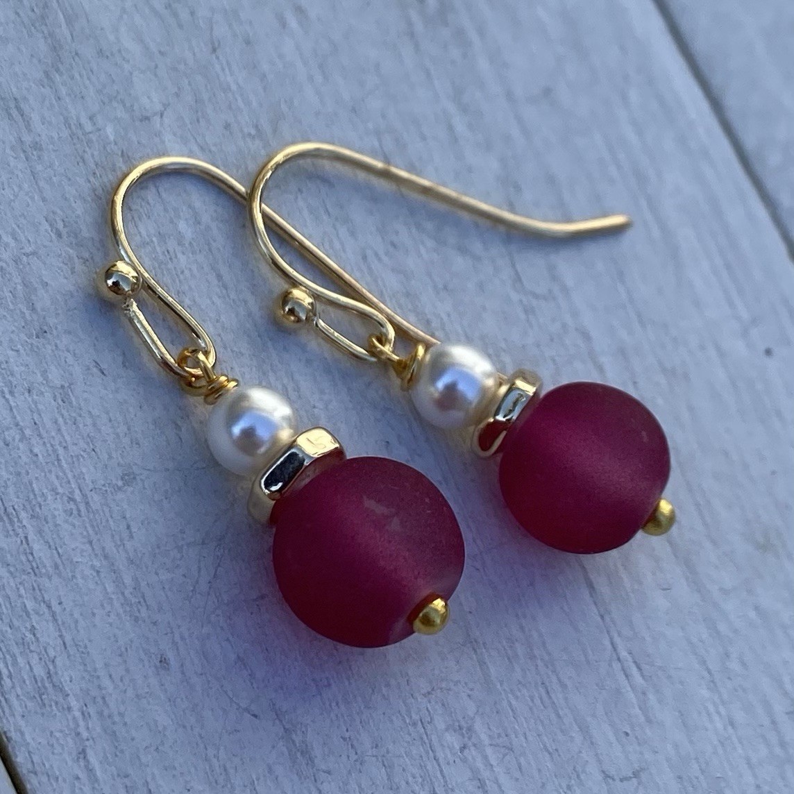 Min Favorit Fuchsia Pink Sea Glass, White Freshwater Pearl & Gold Pl Earrings