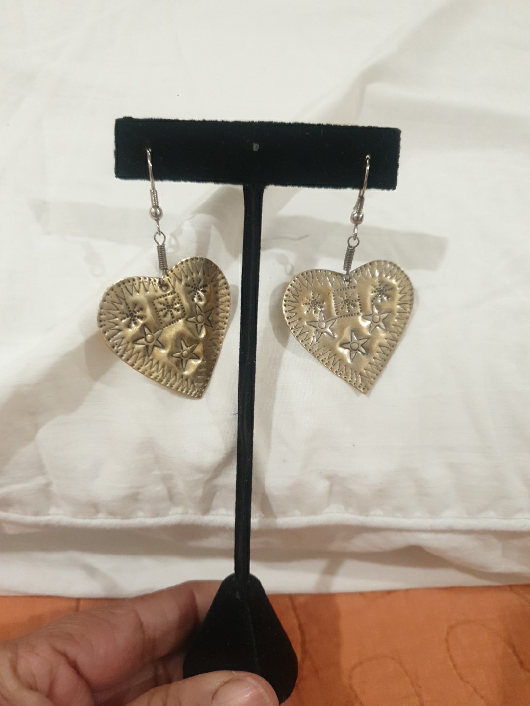 Sweet 1980s stamped metal heart earrings with french hooks Boho Folk-Art EUC